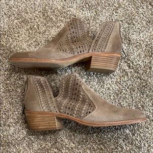 Vince Camuto booties, sz 10